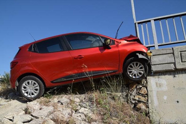 Araç demirlere asılı kaldı