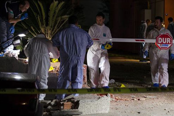 AK Parti ilçe binası önünde patlama