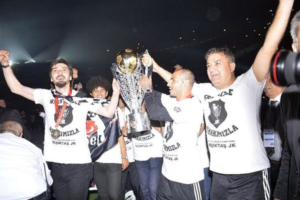 Beşiktaş kupasını kaldırdı