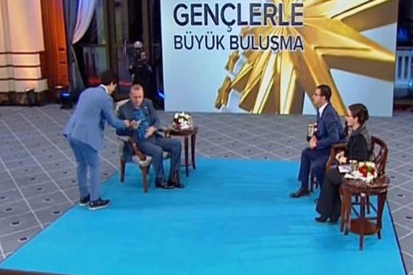 Erdoğan'a Afganistanlı gençten anlamlı hediye