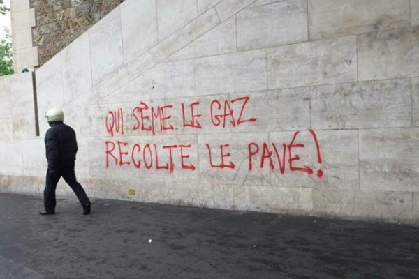 Fransa'da eylemcilerden polise 'biber gazı' mesajı