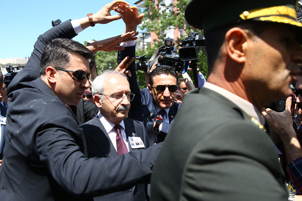 Şehit cenazesinde Kılıçdaroğlu'na yumurtalı saldırı