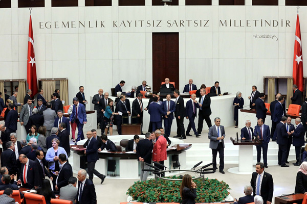 Oylama tamamlandı: Dokunulmazlık teklifi 376 oyla kabul edildi!