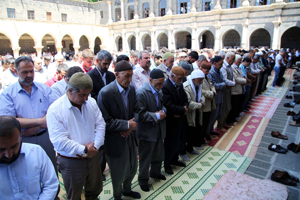 Diyarbakır'da Dürümlü'de ölenler için gıyabi namazı kılındı