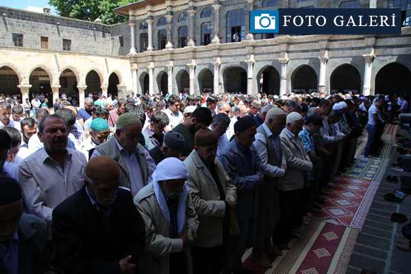 Diyarbakır'da ölenler için gıyabi namazı kılındı