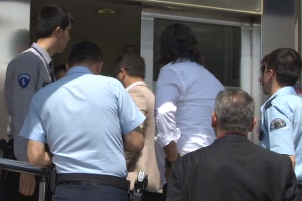 Banka soygununu güvenlik görevlisi engelledi