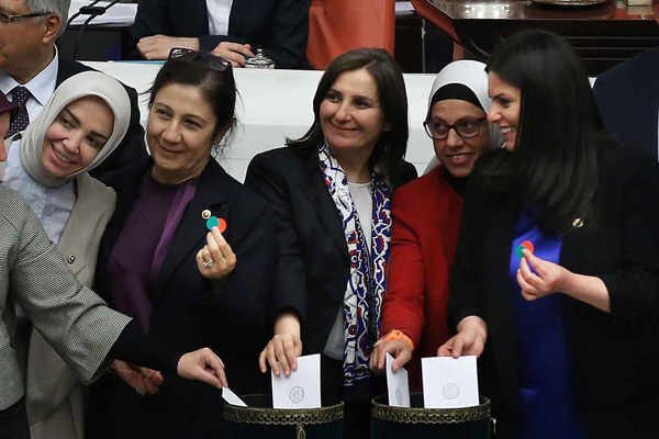 AP'den dokunulmazlıkların kaldırılmasına yorum