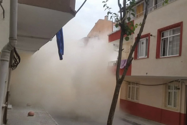 İstanbul'da bina çöktü