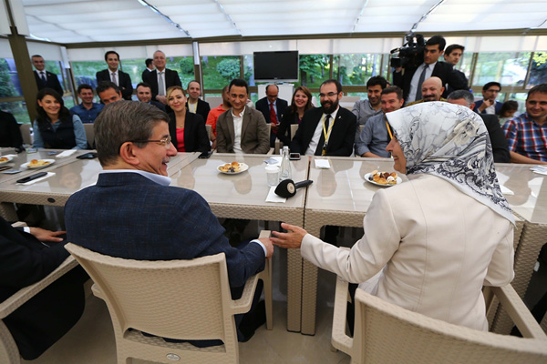 Davutoğlu: Bende Sare Hanım'a 'sus' diyecek cesaret nerede