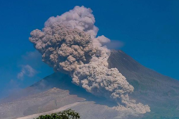 Sinabung Yanardağı yeniden faaliyete geçti