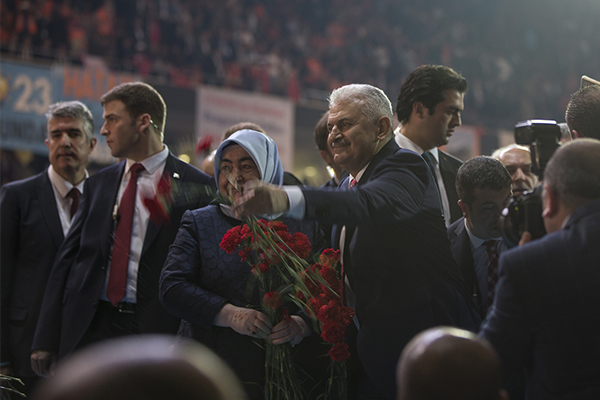 Binali Yıldırım eşinin duasıyla salona girdi