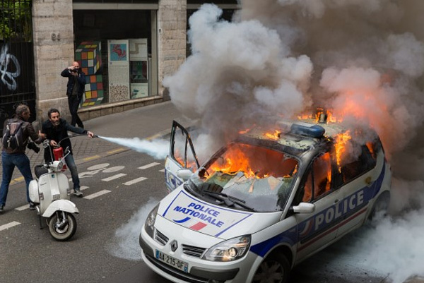Fransa'da polis aracı kundaklayanlar tutuklandı