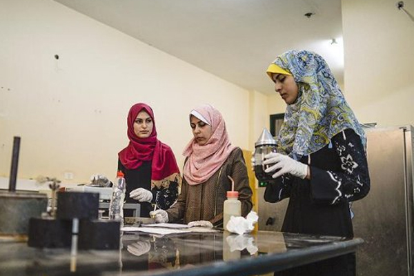 Gazzeli kadın mühendislerden kendi kendini onaran asfalt