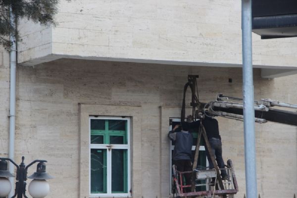 Valilik binasına kurşun geçirmez cam
