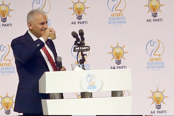 Sesi kısılan Binali Yıldırım'ın yardımına Sare Davutoğlu koştu