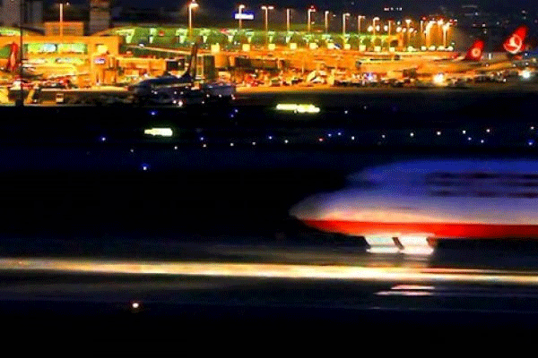 İstanbul'da uçaklar piste inemedi