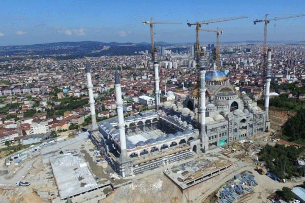 Çamlıca Camii'nde 'bayrak' sürprizi