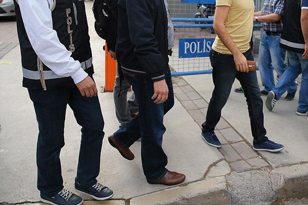 'FETÖ' operasyonunda 5 polis ve 3 öğretmen gözaltında