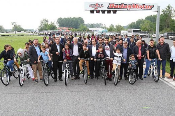 Kenan Sofuoğlu'ndan yetim çocuklara bisiklet
