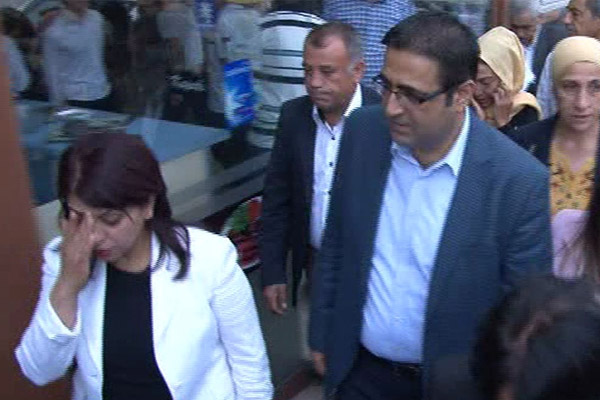 Sur'da HDP'li vekillere tepki