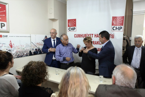 İzmir’de 81 kişi MHP’den CHP’ye geçti