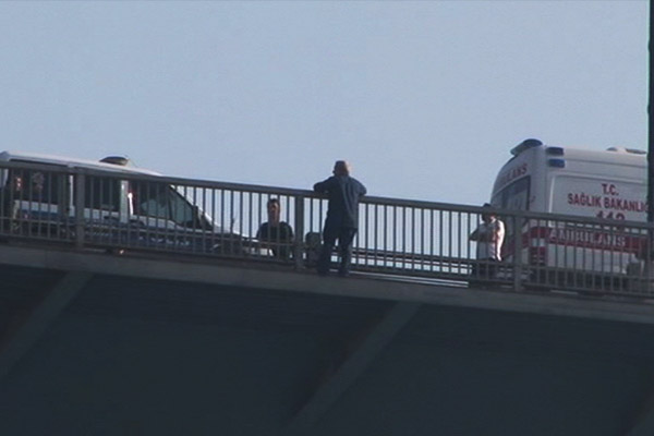 Köprüde intihar girişimi trafiği felç etti