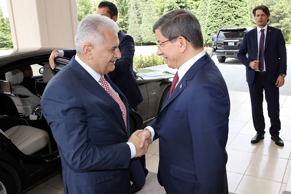 Binali Yıldırım görevi Davutoğlu'ndan devraldı