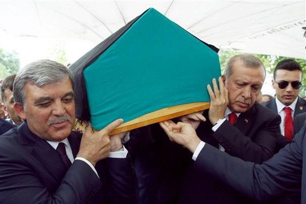 Erdoğan ve Gül İbrahim Bodur'un tabutuna omuz verdi