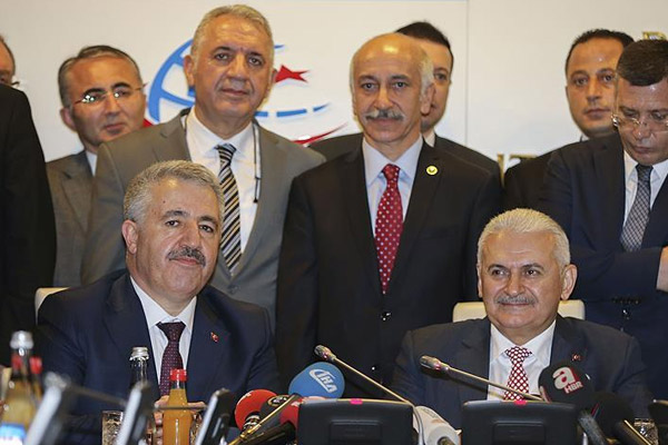 Ahmet Arslan görevi Binali Yıldırım'dan devraldı