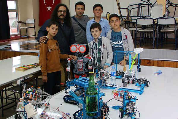 Köy okulunda robot fuarı