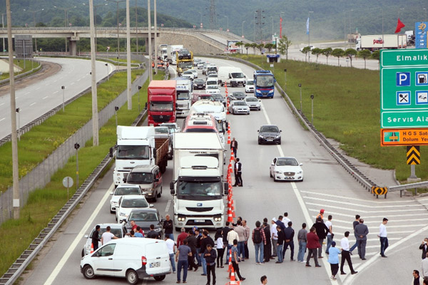 Esnaf TEM’i ve D-100’ü trafiğe kapattı
