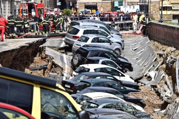 İtalya'da yol çöktü, 20 araç içine düştü