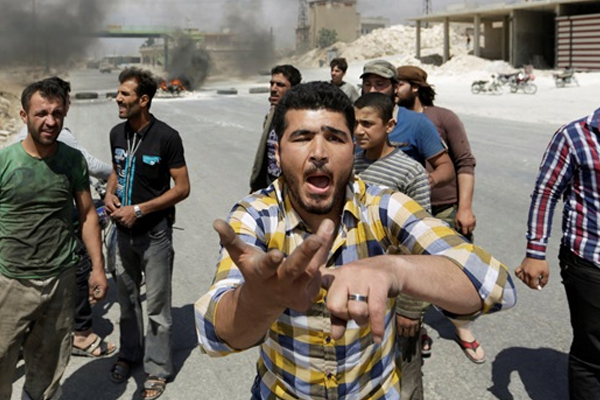 Esed yine İdlib'e saldırdı