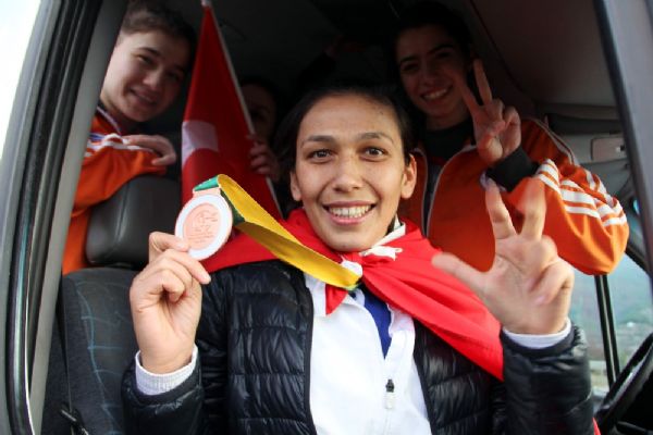 Türk kadın boksör dünya 3'üncüsü