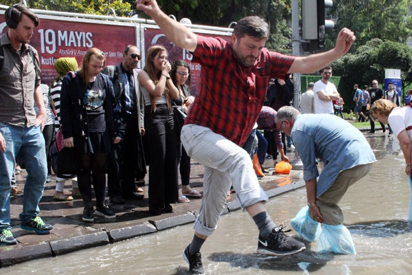 İzmir’de yağmur hayatı felç etti