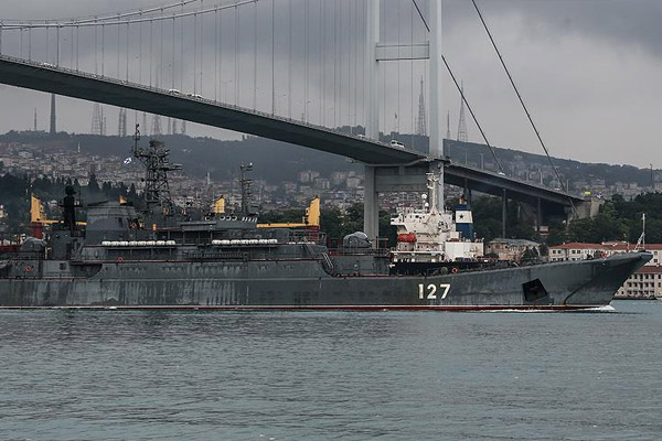 Rus savaş gemisi İstanbul Boğazı'ndan geçti