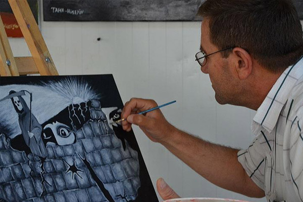 Savaşın acılarını resimleriyle anlatıyor