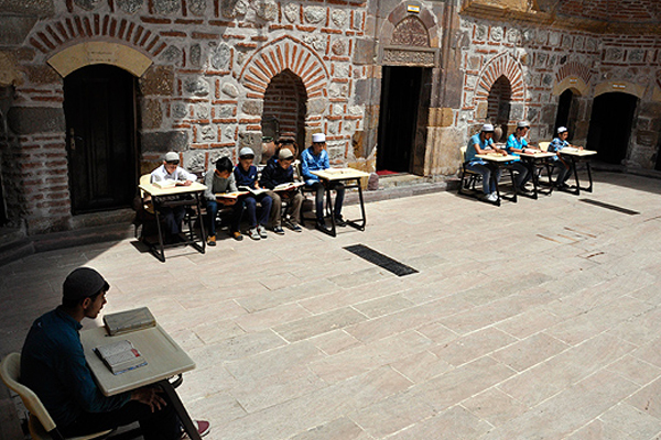 Tarihi medrese 6 asırdır hafız yetiştiriyor