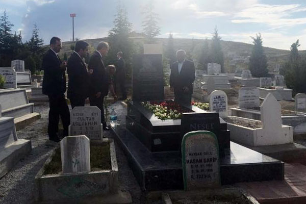 Erdoğan, Neşet Ertaş’ın mezarını ziyaret etti