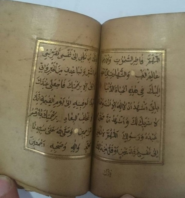 Tarihi Kur'an-ı Kerim'i satmak isterken yakalandılar