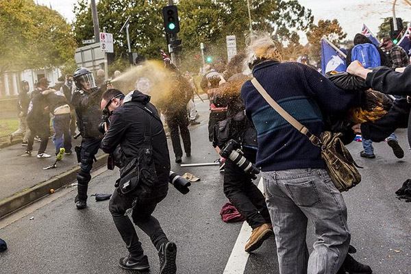 Avustralya’da mültecilere destek gösterisinde çatışma