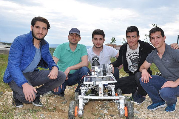 Üniversiteliler silahlı 'İnsansız Kara Aracı' yaptı