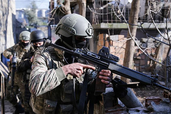 21 PKK'lı öldürüldü, 12 PKK'lı teslim oldu