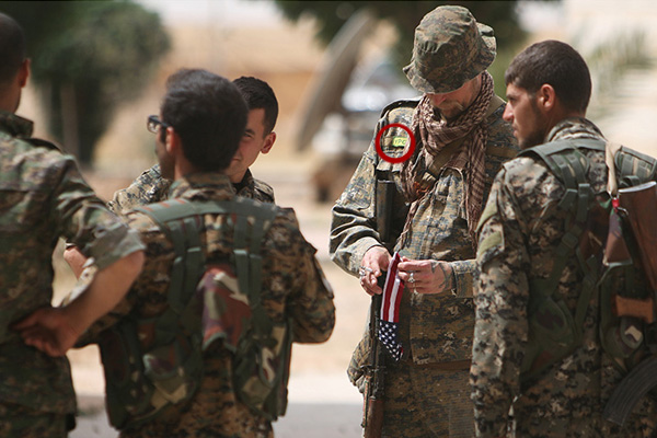 Bir kere daha 'ABD askeri ve YPG arması' aynı karede!