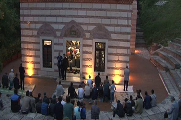 Fatih Sultan Mehmet'in yaptırdığı ilk camide namaz kıldılar