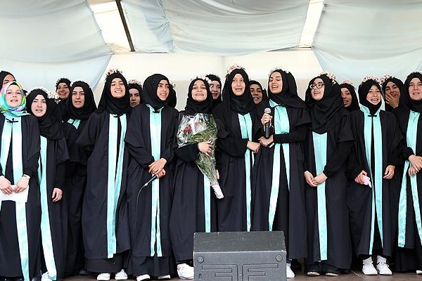 Avrupa'nın ilk imam hatipi ilk mezunlarını verdi