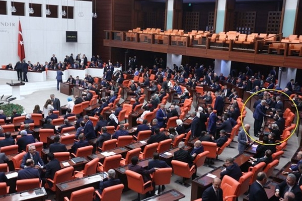 Davutoğlu'nun Meclis'te oturduğu yer dikkat çekti