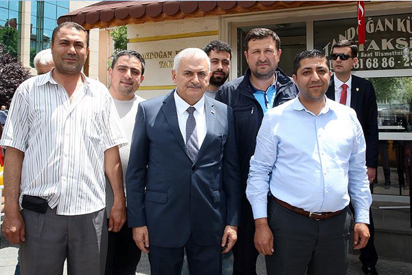 Başbakan Yıldırım'dan taksi durağına ziyaret