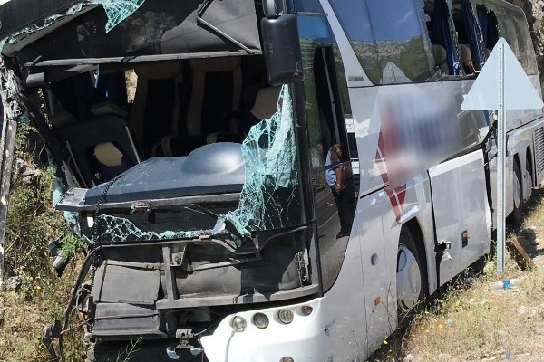 Yolcu otobüsü kayalıklara çarptı: 2 ölü