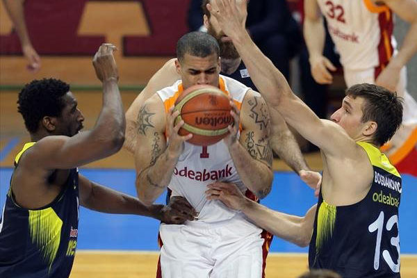 Galatasaray seriyi 2-1’e getirdi: 65-63